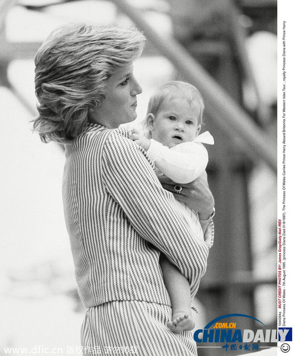 1985年,1岁的哈里王子在母亲戴安娜王妃的怀里。(图片来源:东方IC)