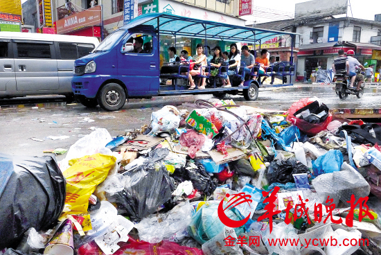 垃圾成堆无人清理，散发恶臭 羊城晚报记者 郑迅 摄