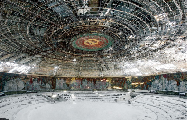 这张照片拍摄于保加利亚的Buzludzha