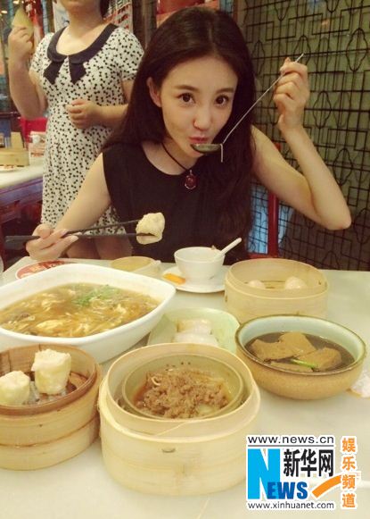 刘雨欣微博自曝搞怪照 吃相可爱萌翻网友(图)|