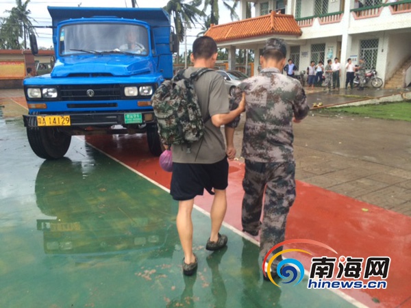 救援中,官兵脚被拉开6公分伤口全然不知。(南海网记者 陈丽娜摄)