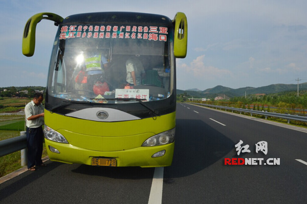 (民警对超员的客车进行检查)