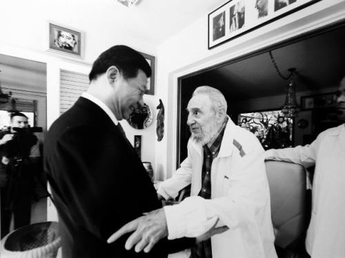 习近平亲切探望古巴革命领袖菲德尔·卡斯特罗。