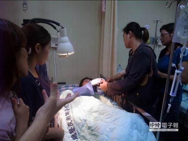 吸入性灼伤及烧烫，家人探视庆幸死里逃生后，转入加护病房观察中。图片来源：台湾《中时电子报》