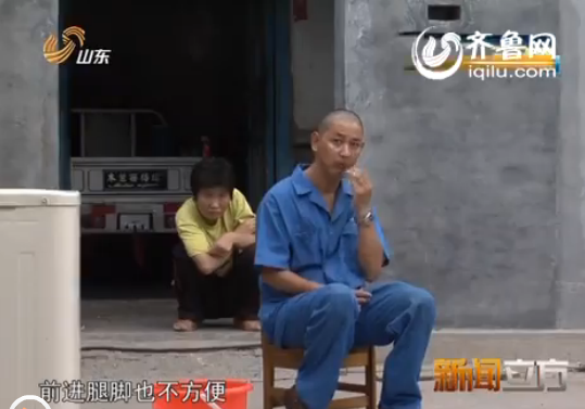 老人有一个自己的亲生儿子,在外打工。老人独自一人照顾不能自理的小孙子和小儿子一家人。(视频截图)