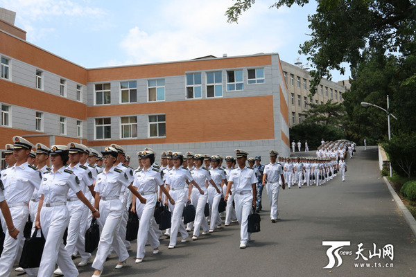 校园里学员们列队唱着嘹亮的军歌去上课。