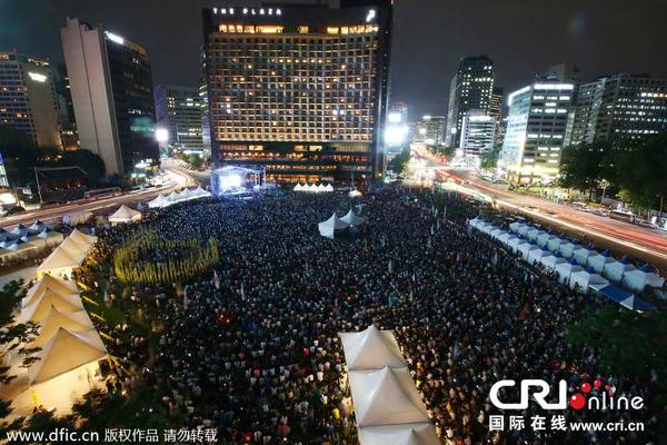 　　当地时间2014年7月24日，韩国首尔，“世越”号沉船事故100天，民众在市中心举行大规模游行拥堵道路，并与警方对峙，要求查明事故真相。图片来源：东方IC