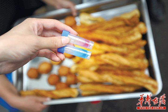 测试溶液呈蓝色为添加明矾。