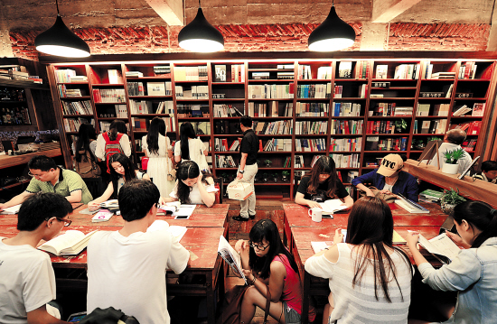 　　1200bookshop开业当夜吸引众多年轻人帮衬 汤铭明摄