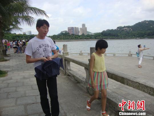 陈政父女在珠海看海　冒韪　摄