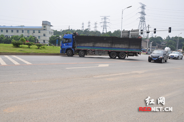 (大货车在收费站出口随意掉头的现象严重。)