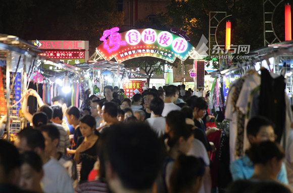 “夜食尚”夜市人头攒动。