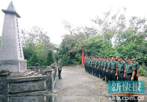 ■民兵们在瞻仰小星山战斗纪念碑。