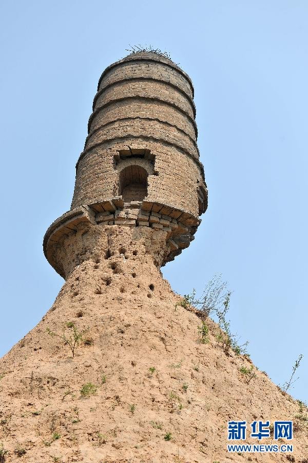 　　网友戏称“塔坚强” 文峰塔塔座下方一部分已经悬空。新华社记者 詹彦 摄