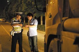 交警昨晚在广福路夜查客运车、危化品运输车 ■ 记者谢瑞