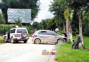 犯罪嫌疑人隔着撞毁的车辆与边防官兵对峙 供图