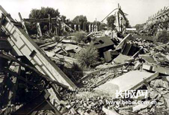 唐山大地震38周年亲人两隔纪念墙寄托哀思