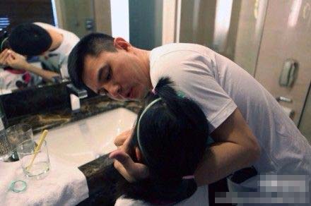 赵普为宝贝女儿擦脸