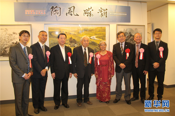 参展艺术家合影留念(新华社记者 蓝建中 摄)