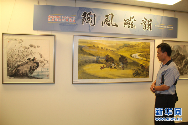 观众在观看关宝琮大师画作(新华社记者 蓝建中 摄)