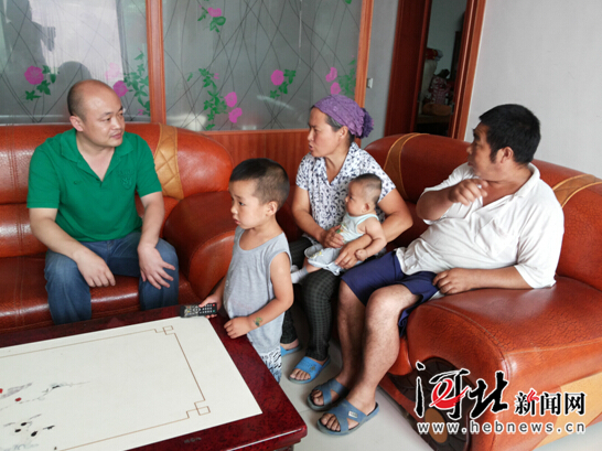 定州市号头庄回族乡常务副乡长马立鹏(左)在官道庄村民家中调解纠纷。
