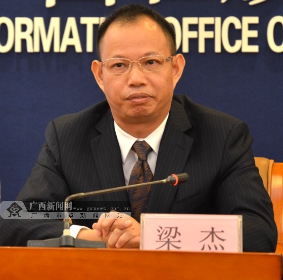 广西安全监管局党组成员、副巡视员梁杰介绍广西煤矿如何预防水害工作。广西新闻网实习生 黄菁菁 摄