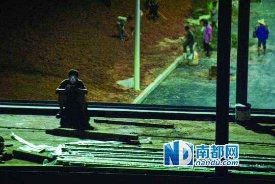 ↓7月22日晚上9点,隧道南面,为配合新彩隧道通行而修建的人行天桥上,一个工人正在休息。
