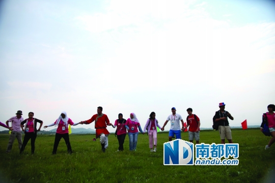 ↓各个民族的孩子在一起跳蒙古族安代舞。张呈标 摄