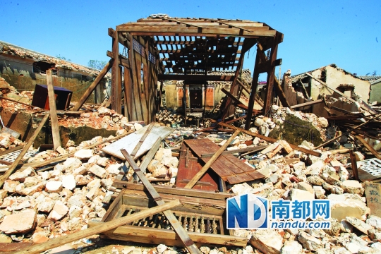 7月23日,海南省文昌市翁田镇下 村,被台风“威马逊”摧毁的房屋。