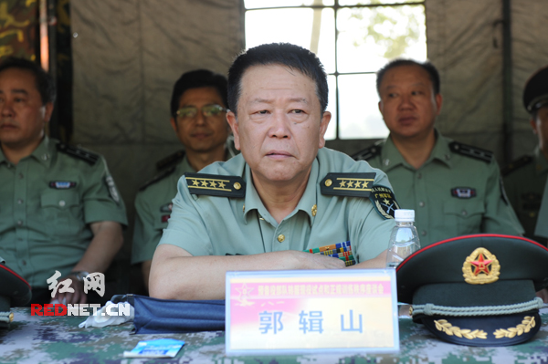 (湖南省军区参谋长郭辑山观摩本次活动。)