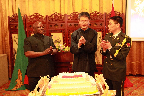 中国驻赞比亚使馆举办建军八十七周年招待会|