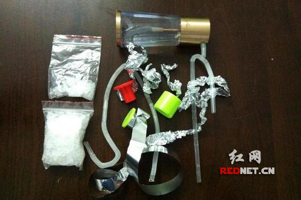 (民警缴获的大量吸毒工具)