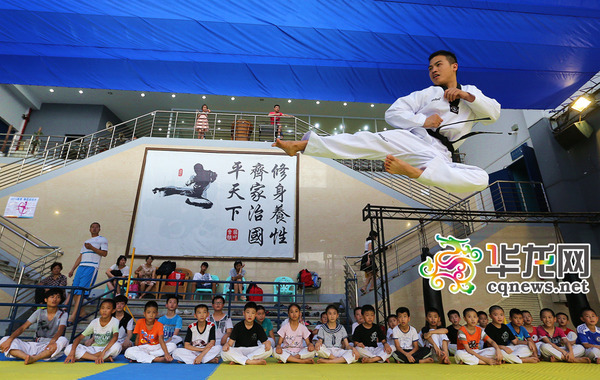 虽然已经退役多年,肖杰有时也会在学生面前露一手。 首席记者 罗嘉 摄