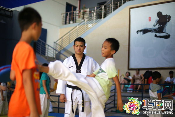 肖杰也时常到跆拳道馆指导学生。 首席记者 罗嘉 摄