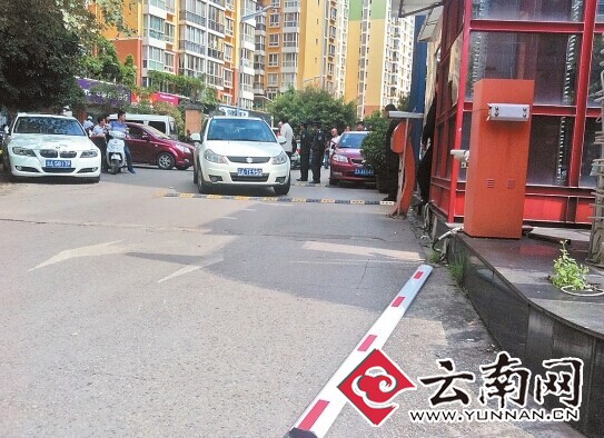 冲突中被折断的栏杆