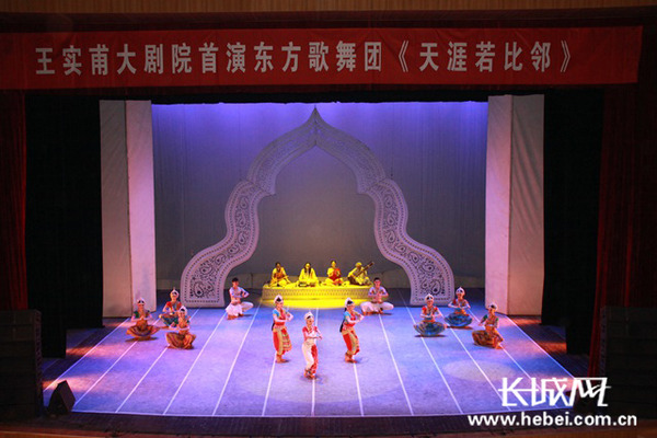 　　王实甫大剧院上演首场歌舞演出。张斌摄