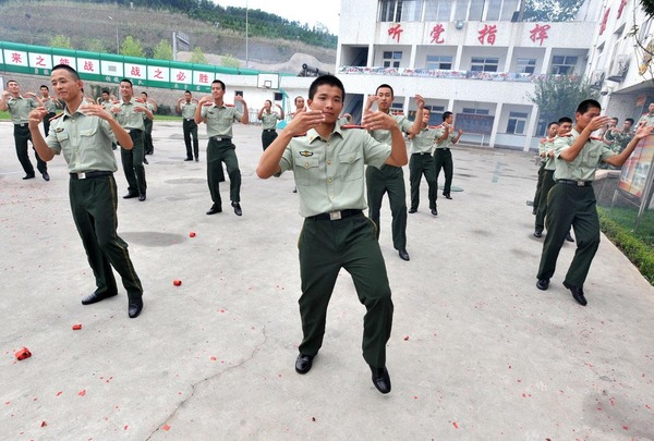 青岛武警"八一"节举办军营婚礼 大跳"武警style"