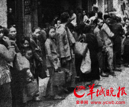 1948年,广州市民在排队购粮