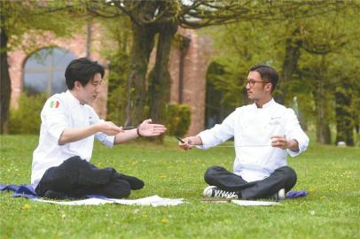 　　原标题：房祖名和父母三人 10年仅吃过一次饭