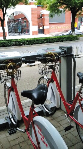 　　一辆公共自行车车座歪斜。