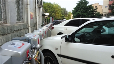 　　潘家园街道服务中心内，公共自行车位被私家车占据。新京报记者 李禹潼 摄