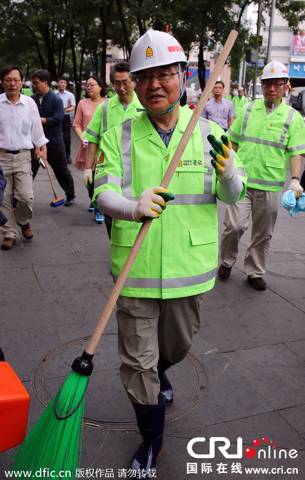 韩国总理穿制服与环卫工人一同打扫街道(高清