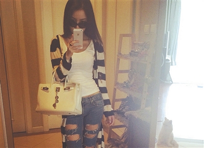 郭美美手挎奢侈品皮包自拍。图片均来自郭美美微博