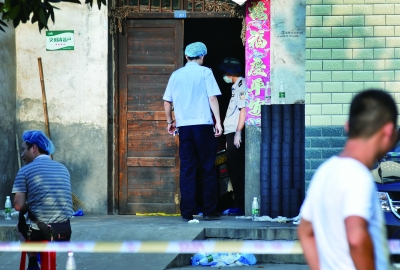 ( 8月1日，株洲市石峰区九塘村，一家6口在家中惨遭杀害，其中包括一名已有8个月身孕的孕妇。图为警方在事发现场勘查。记者 李健 实习生 曾敬雄 摄)