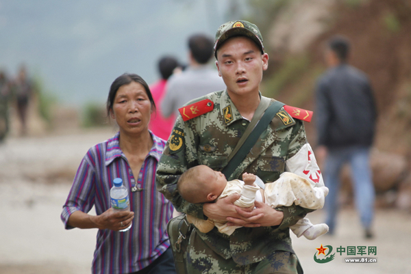 现场:解放军与武警官兵在鲁甸震区救援|灾区|灾