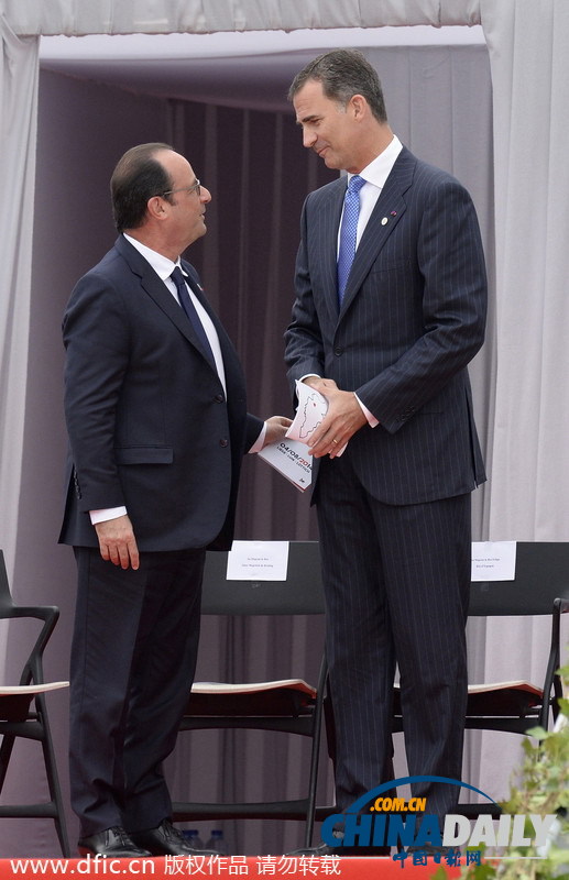 当地时间8月4日,比利时列日,法国总统奥朗德(左)和西班牙国王费利佩(右)交谈。(图片来源:东方IC)