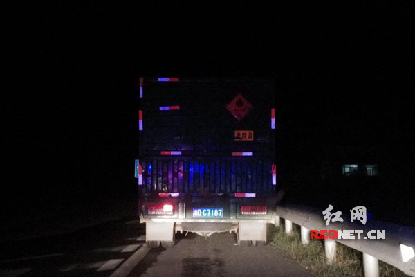 货车运载数吨液化气 司机应急车道上睡觉|货车