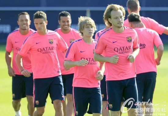 组图:巴萨训练备战新赛季 梅西新发型亮相|赛季