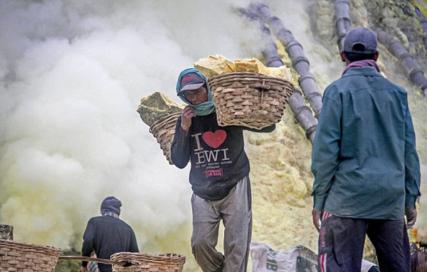 印尼硫矿工人拿命换钱:无防毒面具 有摔死风险