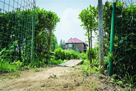 　　一系列流程过后，崇明县新河镇新光村违建别墅将被拆除。晨报记者　肖允